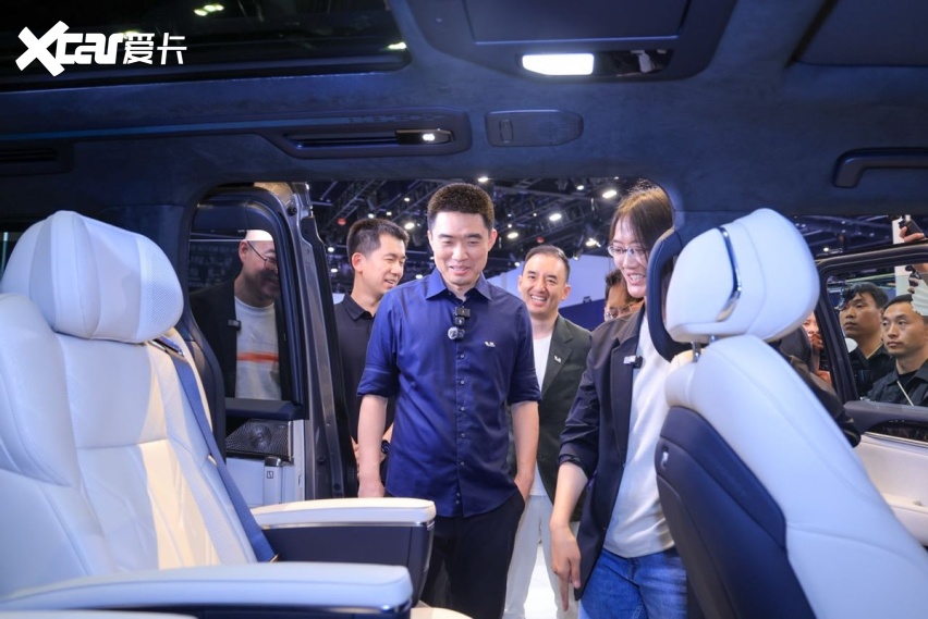 极氪展台成2026北京车展“人气王”，焕新极氪009等高端旗舰引发扎堆