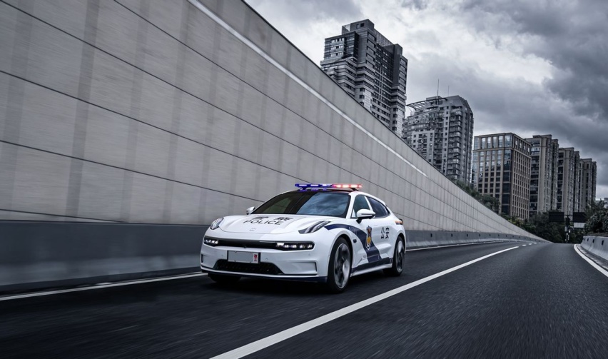 不用羡慕迪拜的壕，极氪001化身最帅“警车”神似法拉利FF
