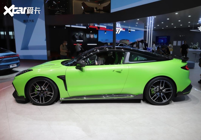 操控稳定性越高,哪吒gt的电池和低电机布局让整车重心低于燃油跑车