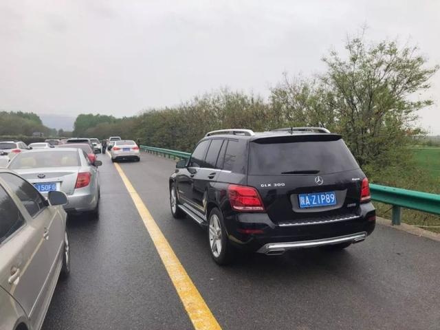 应急车道卖驴肉，生命通道何时能受重视？
