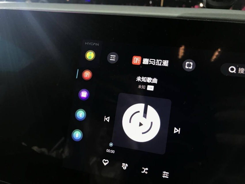 采用“7”字形三联屏 实拍体验 HYCAN 007