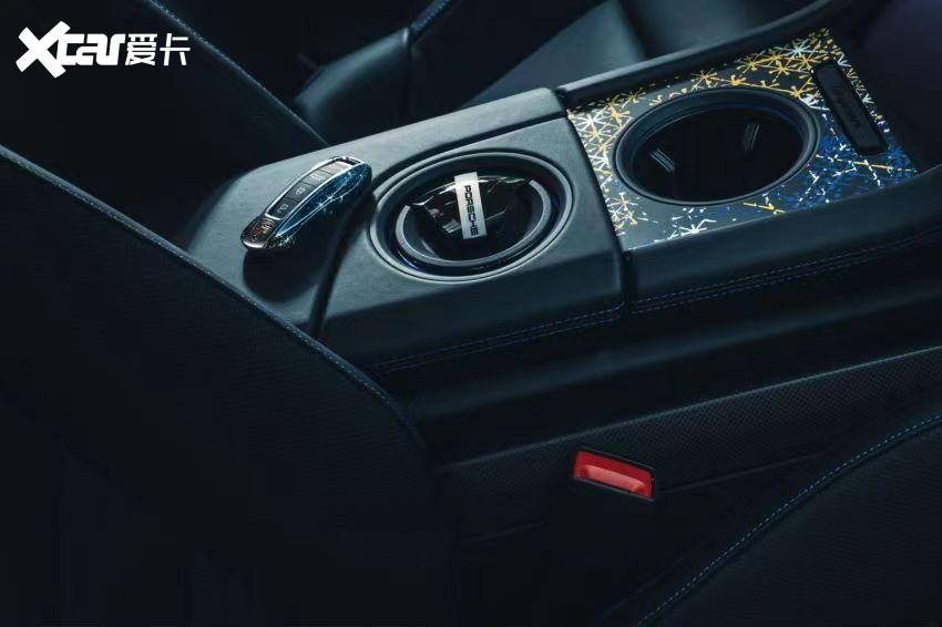 十字定制 Taycan Turbo S 艺术与跑车的完美融合