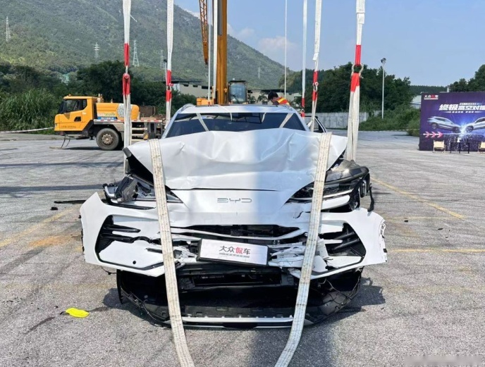 比亚迪宋plus这次真的很没面子，被银河L7撞的面目全非！