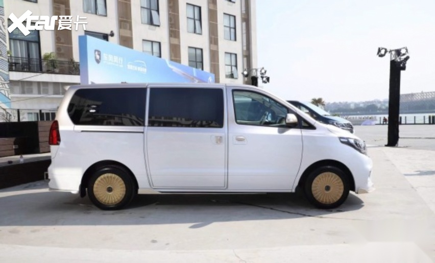 东风风行m7领爵款改装版亮相 双色车身更豪华