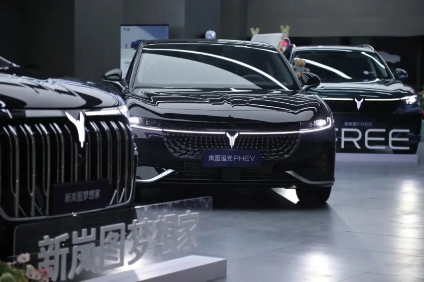 探店“新行政电动旗舰”岚图追光PHEV，车长超5米，轴距达3米
