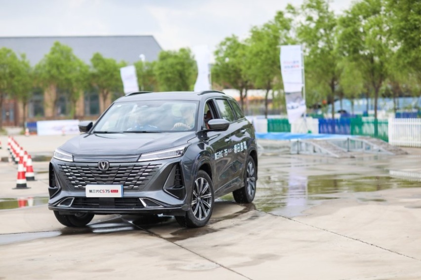 热销200万 爆款再进阶#长安第三代CS75 PLUS你觉得怎么样？