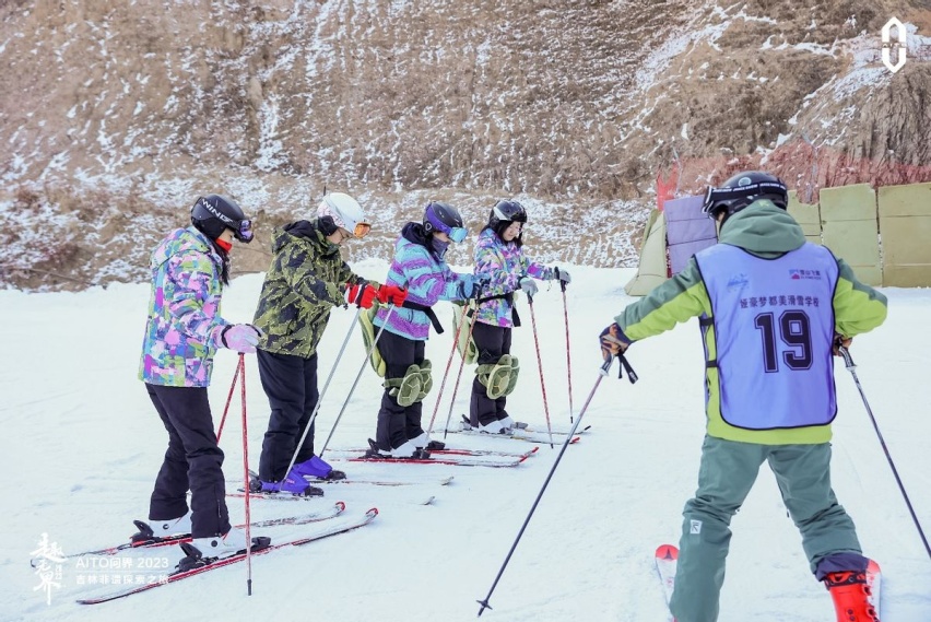 趣无界丨冰雪智驾 趣探边境民俗风情