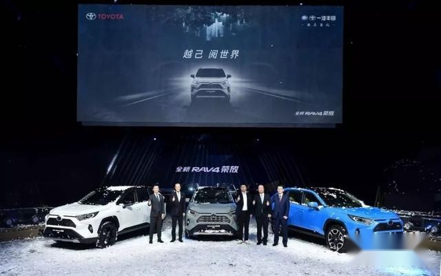 全新RAV4荣放越级上市，硬汉外观配置硬核三种四驱，17.48万起售