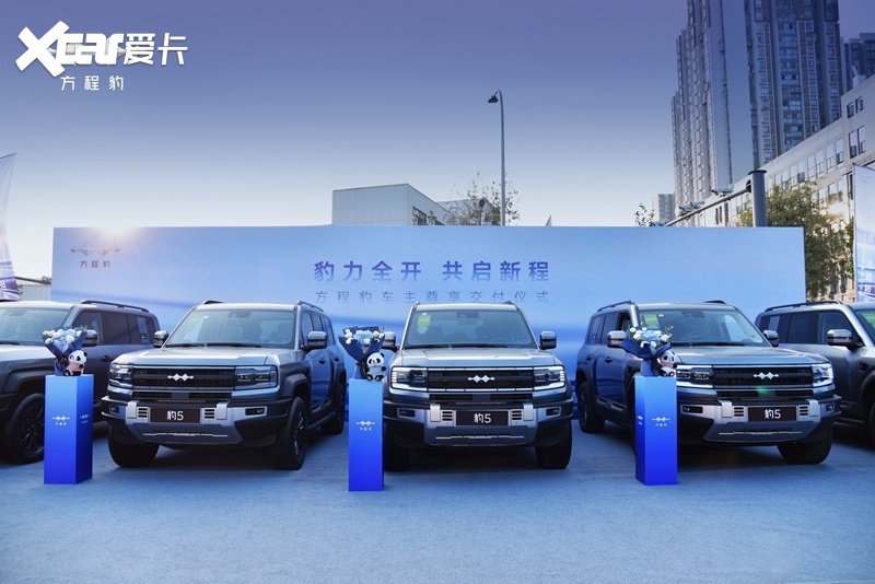 王传福亲手交车！比亚迪高管天团共鉴豹5全国交付开启