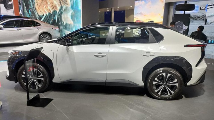 17万元就能买纯电中型SUV，丰田bZ4X官降后每年养车省4百