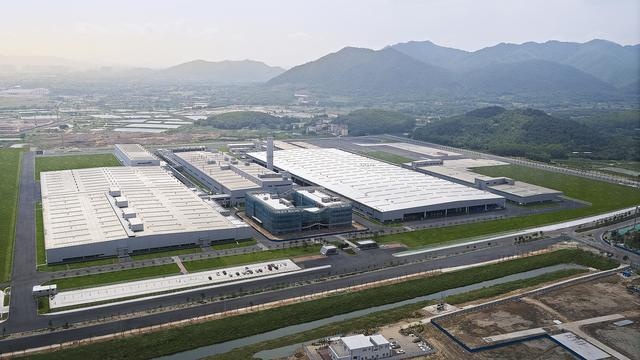 小鹏肇庆工厂曝光，除了买水泥花了 1 个亿何小鹏还透露了什么