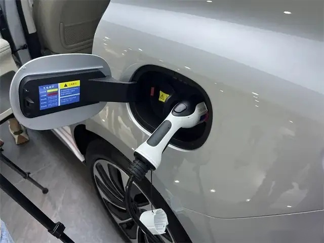 搭鸿蒙系统/续航超1200km，华为AITO问界M5预售25万玩跨界