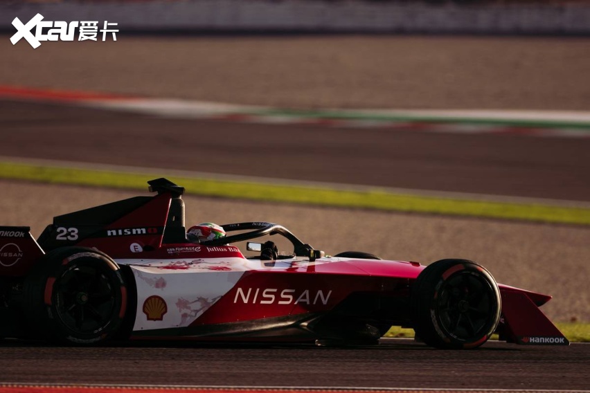 日产formula e gen 3赛车在车身设计上融入了醒目的樱花图案.jpg