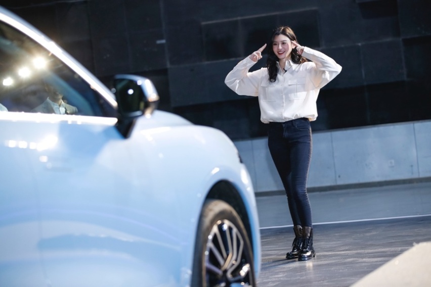 奚梦瑶盛赞“暖男”，WEY摩卡“高情商”俘获女神芳心