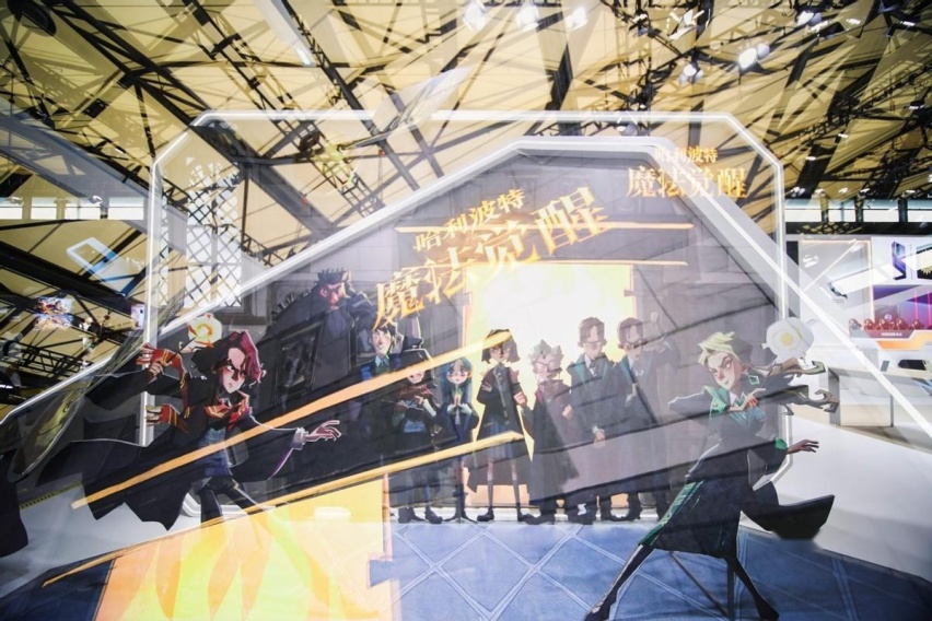 荣耀魔法空间亮相Chinajoy，首个折叠屏电竞比赛惊艳全场