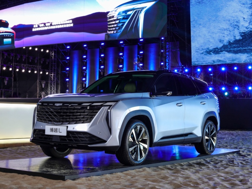 吉利又发布全新SUV，车宽1米9配2.0T，造型像雷克萨斯、凯迪拉克