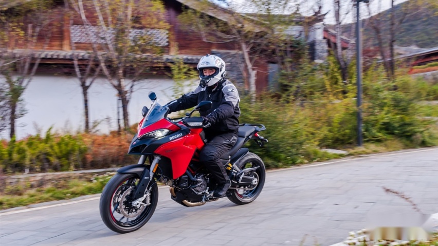 高颜值全能高手，杜卡迪新款MTS 950 S初体验