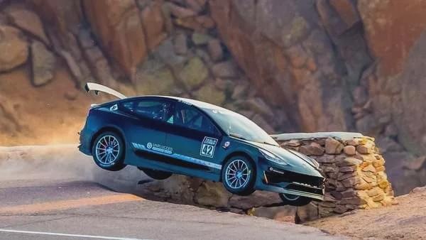 派克峰之殇：特斯拉Model 3惨被撞毁！面目全非！