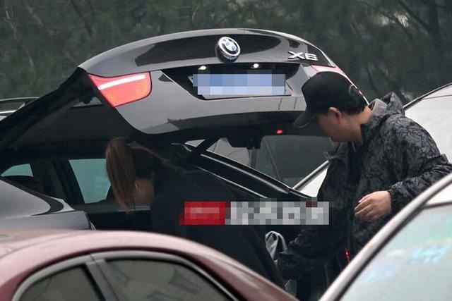 靠《家有儿女》走红,如今成知名投资人,小11岁爱妻曝光豪车无