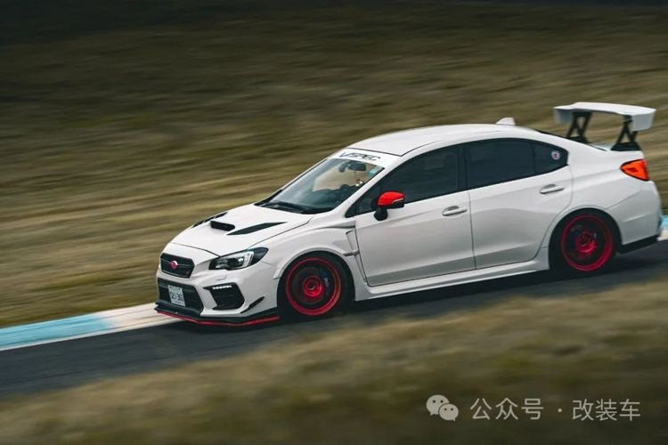 樱花粉点缀的竞技风11代斯巴鲁WRX STI，小姐姐都表示无法抗拒