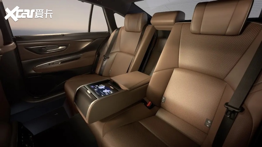 【e汽车】原装进口全新皇冠耀世而来 官方指导价29.9万元起