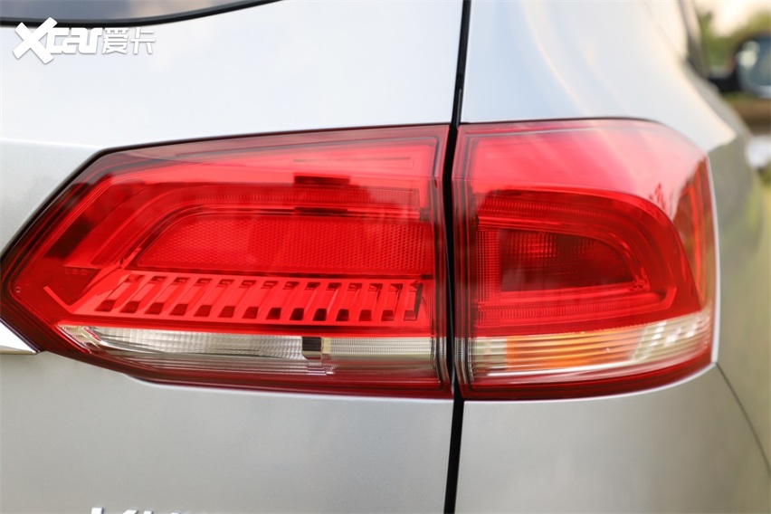 橙色元素勾画运动风帆，哈弗H4 PRO野外实拍