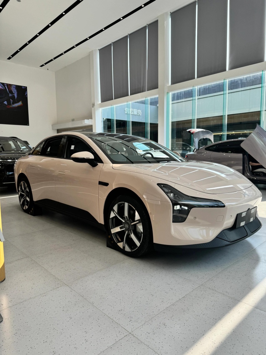 小鹏MONA M03到店实拍，大过Model 3配掀背尾门