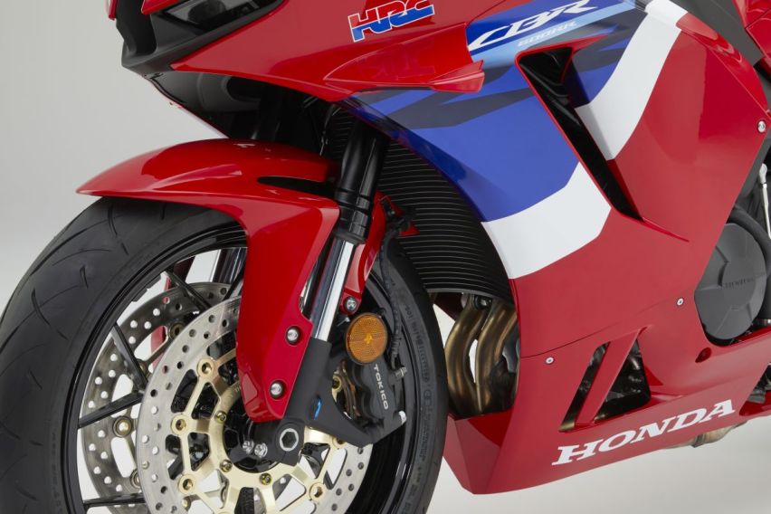 水冷四缸121马力动力充沛，本田2021款CBR60RR