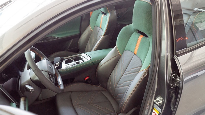 到店实测：15万级燃油SUV，用上8155的长安UNI-T最智能？