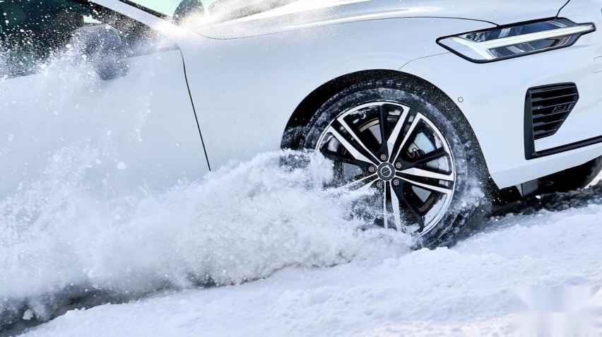 不怕冻的电四驱车！冰雪试驾沃尔沃S60，冰面上怎么玩?