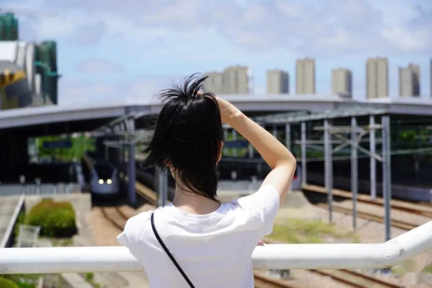 女徒儿给理想ONE当车模：奶爸车的另一个妙用