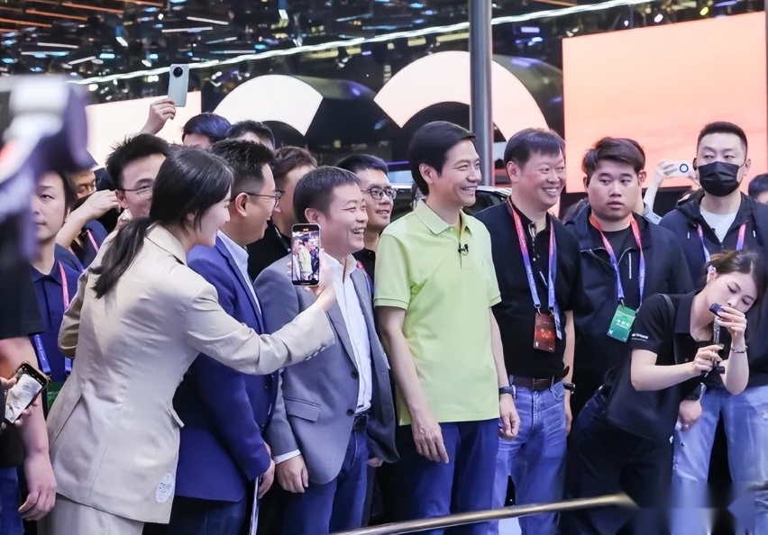 罗永浩吐槽北京车展CEO亲密互动：感觉很怪、看不懂！我赞同
