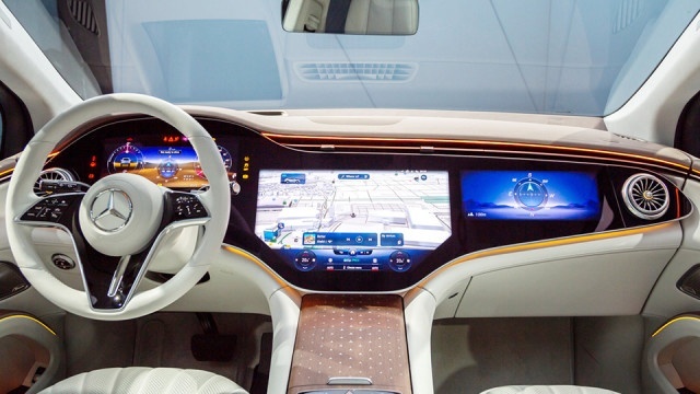 一百多万买奔驰EQS SUV，大型SUV可选7座还能越野，值不值？