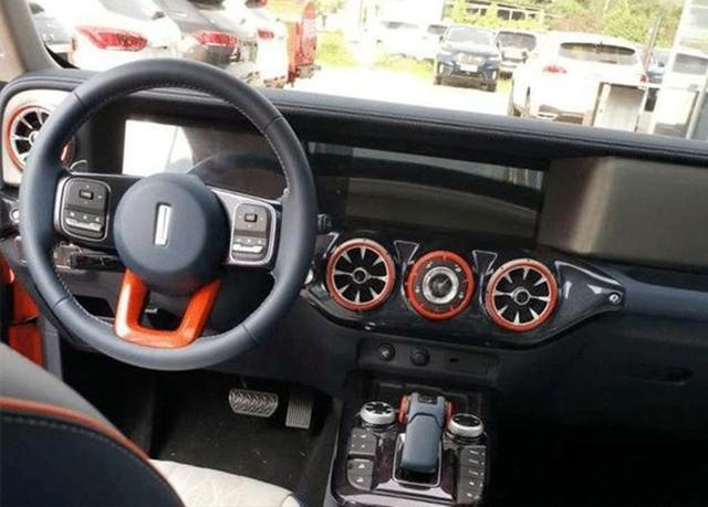 街头实拍坦克300，配2.0T+三把锁，涉水深度965mm！