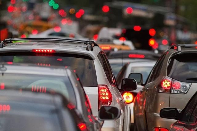 车市为啥低迷难翻身？6亿人月入仅1000元，老百姓真没钱买车