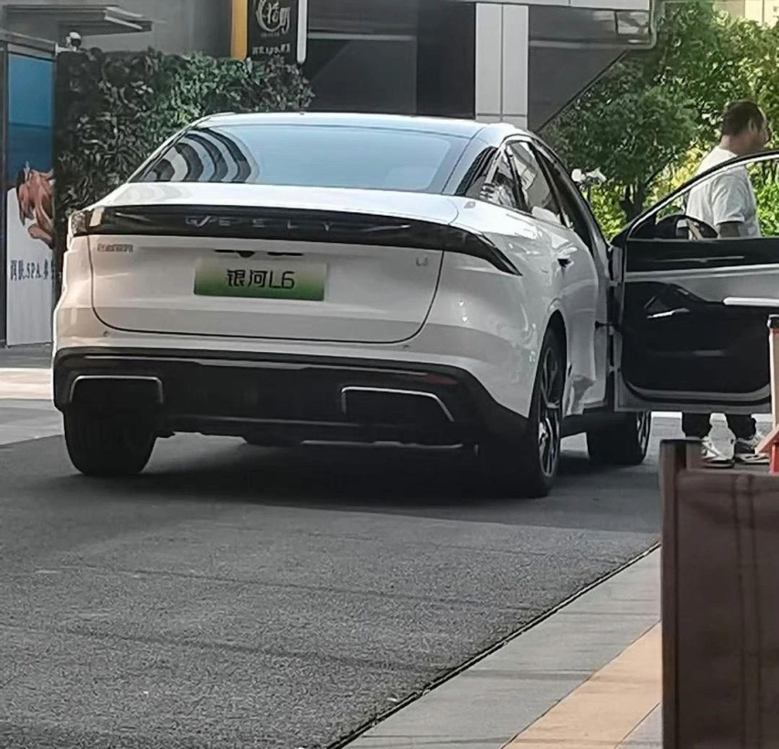 对标驱逐舰05，吉利银河L6，紧凑型插混轿车，亮相在即？