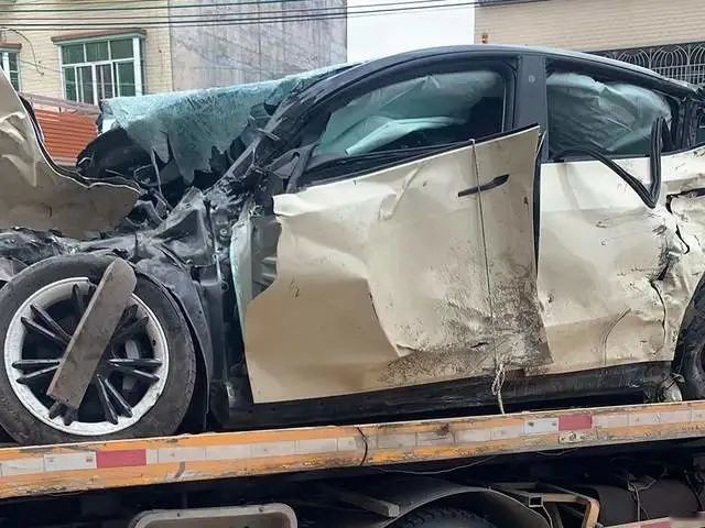 一个时速198km/h，一个时速150km/h，特斯拉再曝疑似刹车失灵