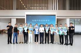 赛力斯董事长张兴海先生现身昆明问界用户中心，不少车主偶遇并交谈，羡慕啦！