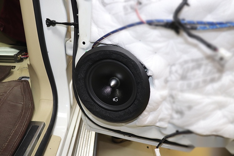 乌市慧声汽车音响改装德高ST650.2两分频+黄金声学两分频