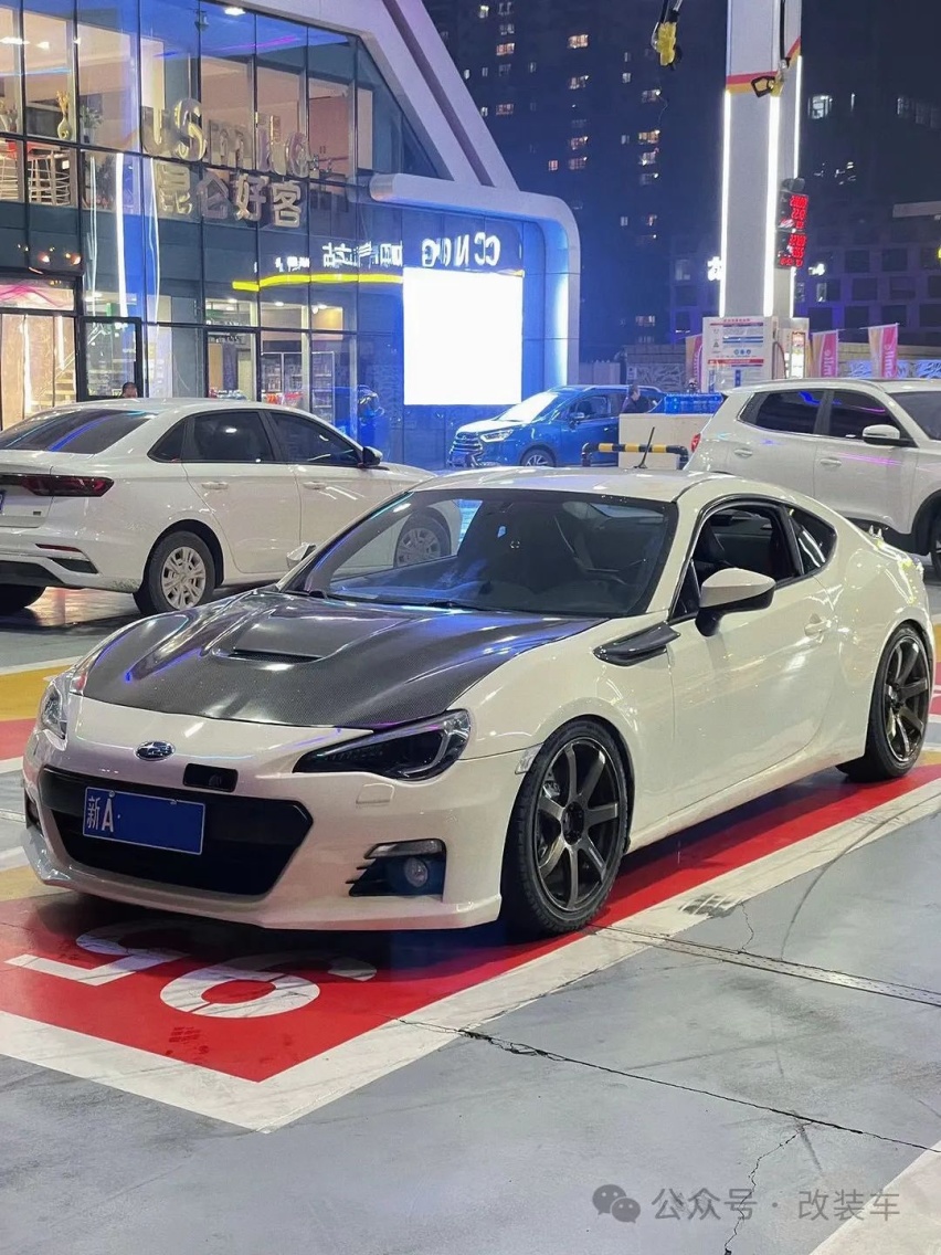 小姐姐打造竞技走街范马自达MX-5，竟是被男友带入的