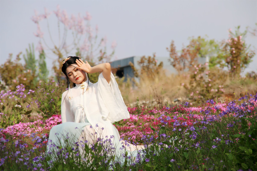 #踏青必备座驾#于汉服小妹自驾雪佛兰开拓者邂逅布拉格香草园