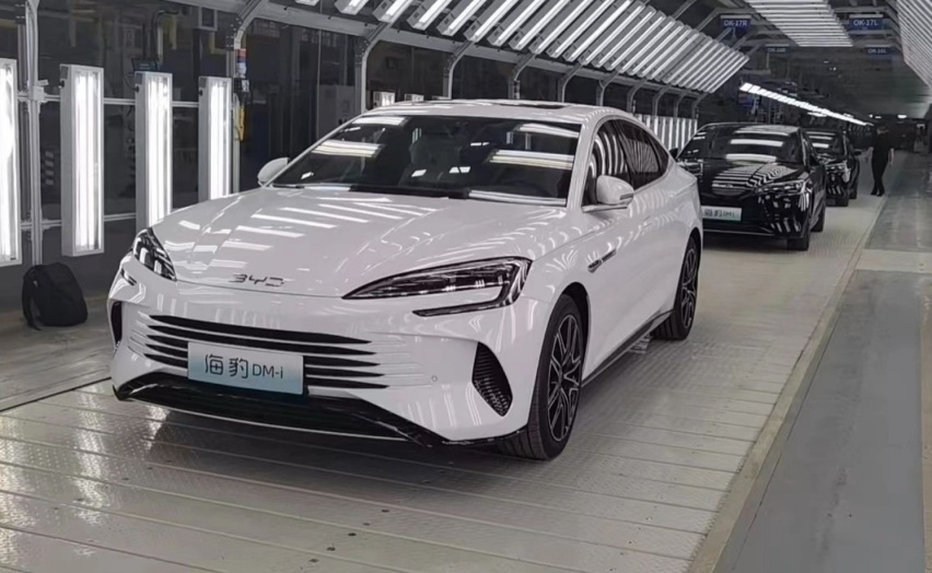 比亚迪海豹DM-i实车现身，比汉更大，配5.0车机，或18万起？