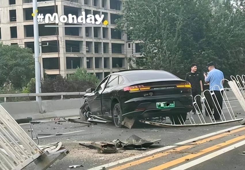 比亚迪汉对撞Jeep牧马人，人们崇拜的“进口车”，被撞了个稀碎？