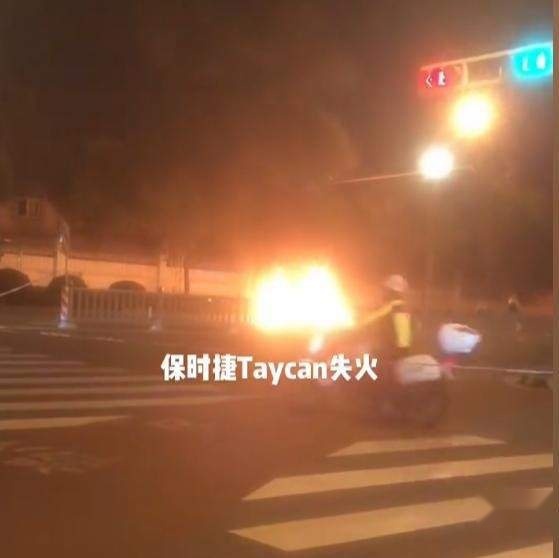 保时捷碰撞起火，车门紧锁不能开启，电动车安全何时才会被重视？