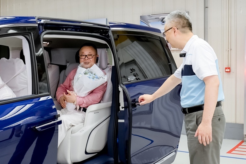 总经理亲自交付全新GL8陆尊PHEV，首批车主称赞不断