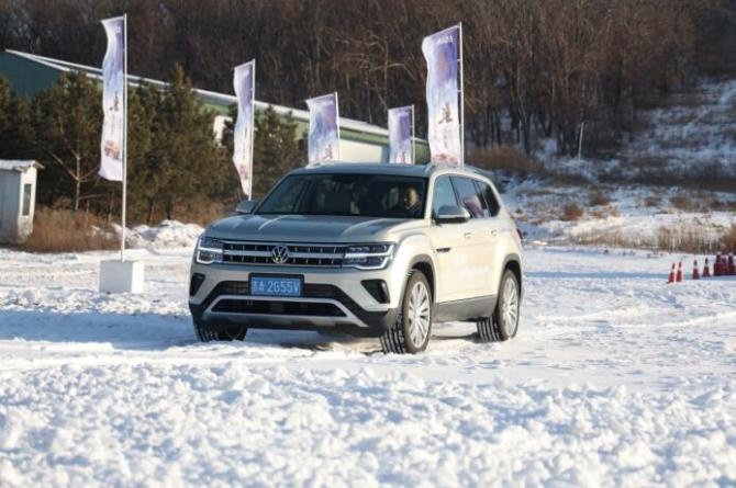 新知达人, 二吨重的“大家伙”途昂 玩儿雪上华尔兹 这感觉过瘾吗？