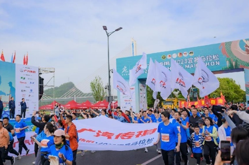 2.2万名跑者逐梦“宜马”  广汽传祺三度C位