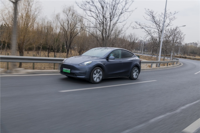 试驾国产特斯拉Model Y 向实用性倾斜 价格是真香
