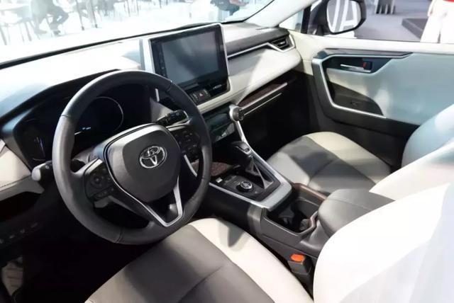 全球销冠RAV4荣放，终于迎来全新第五代车型