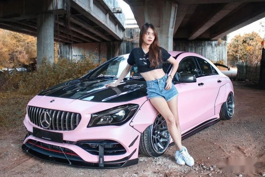 宽体+防滚架的粉色奔驰CLA，妥妥的自带美女上车功能